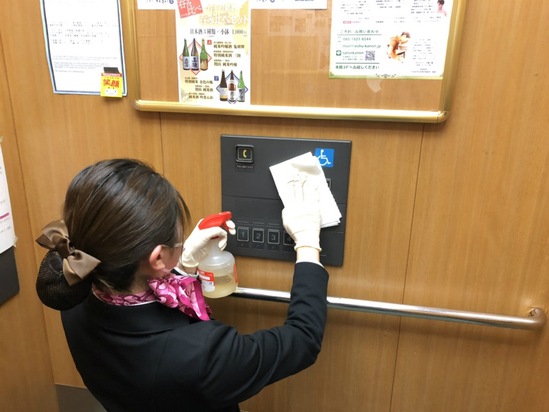 エレベーターボタンのアルコール消毒